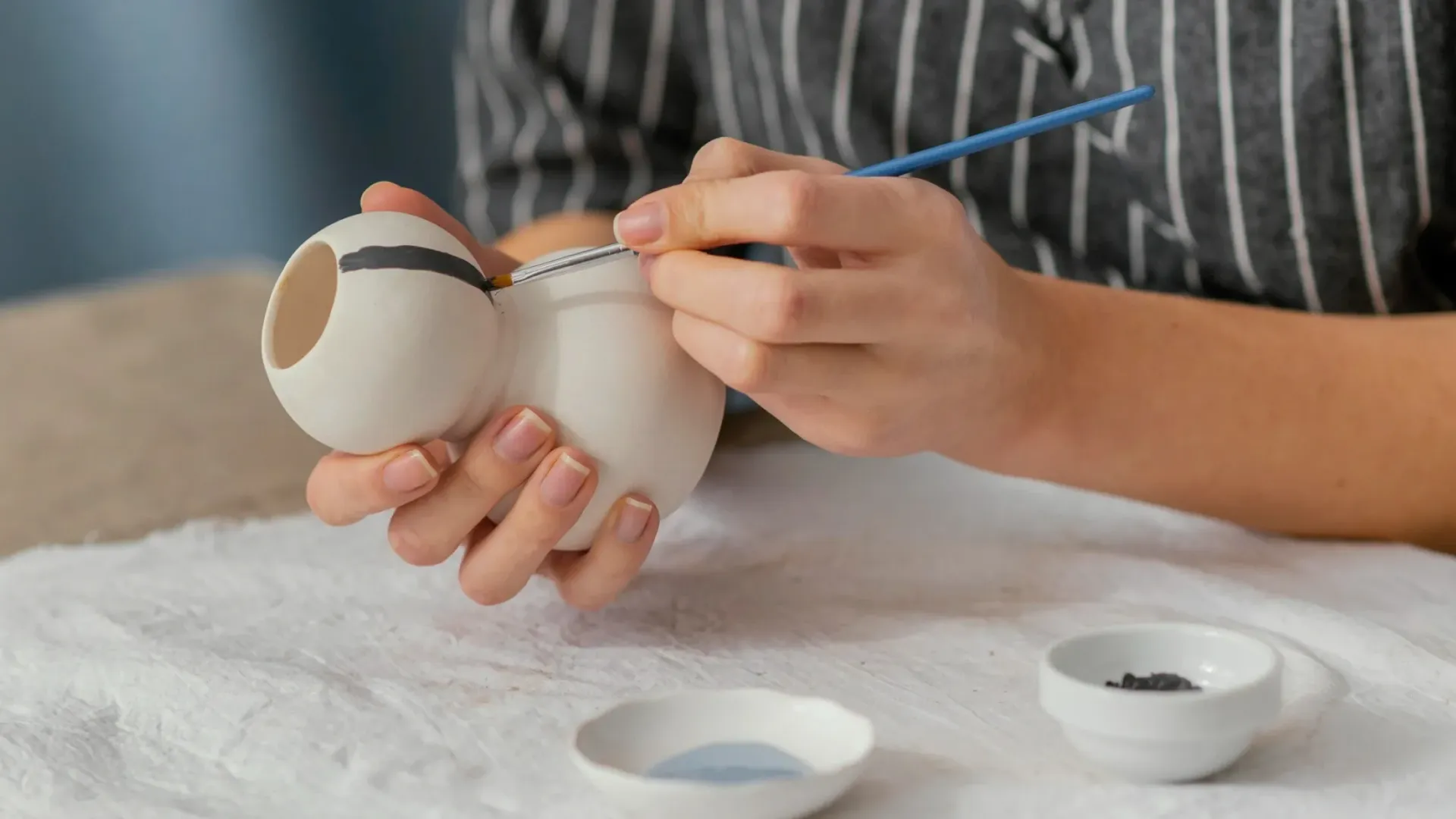 Artful home decoration using clay and light