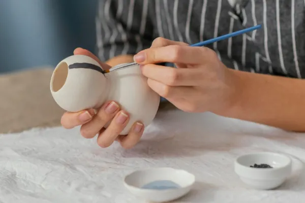 Artful home decoration using clay and light